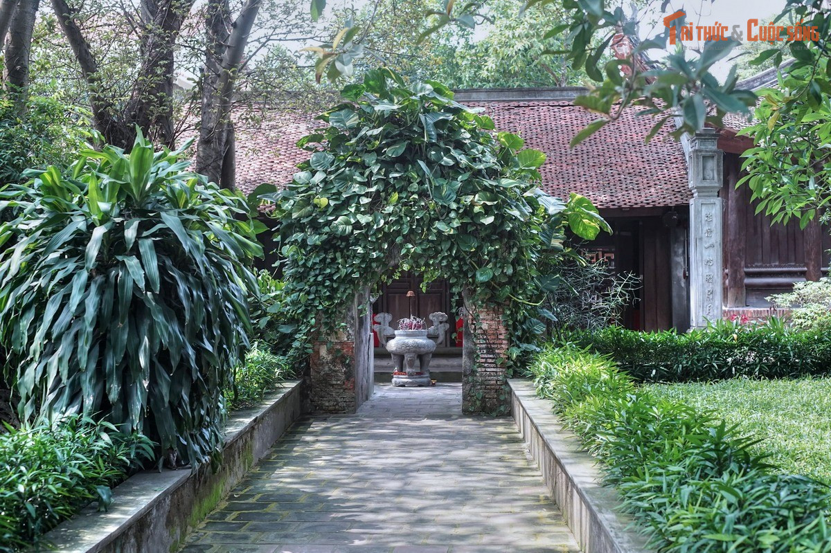 Có mối liên hệ không gian với nhiều di tích khác. Trong cùng khu vực quanh đình còn có chùa Bảo Sơn và am thờ Mỵ Châu. Sự gần gũi giữa các công trình này tạo thành một cụm di tích phản ánh cả lịch sử, truyền thuyết và tín ngưỡng gắn với câu chuyện An Dương Vương – Mỵ Châu – Trọng Thủy.