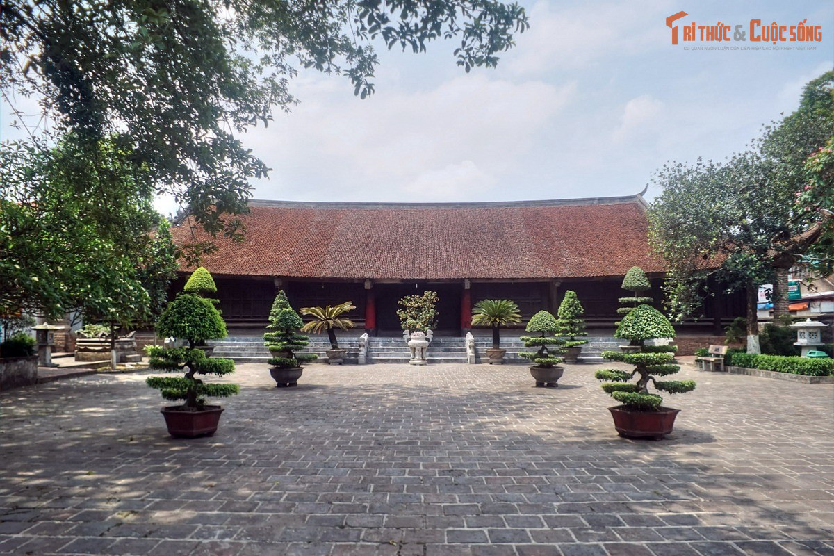 Được xây trên nền cung điện cổ của kinh thành Âu Lạc. Nhiều tài liệu cho rằng đình được dựng trên nền điện thiết triều của kinh đô Cổ Loa xưa. Vì vậy, nơi đây không chỉ là đình làng mà còn gắn với ký ức về trung tâm quyền lực của nhà nước Âu Lạc thời cổ đại.