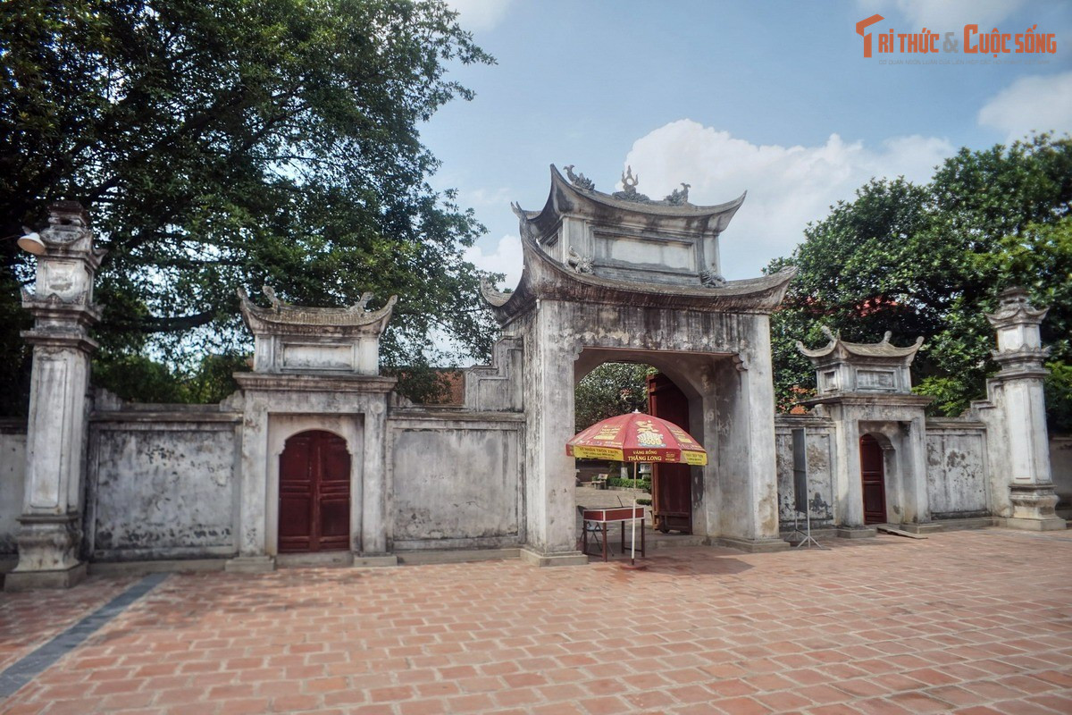 Nằm ở trung tâm khu thành Nội của Cổ Loa. Đình tọa lạc gần giữa thành Nội, cách đền thờ An Dương Vương khoảng 300 m về phía Đông. Vị trí này cho thấy đình được đặt ngay trong khu vực trung tâm của kinh thành cổ, nơi từng là trung tâm chính trị và nghi lễ.