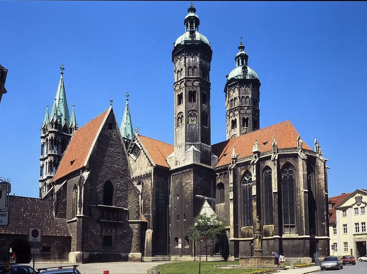 Kiệt tác kiến trúc Romanesque và Gothic. Kiến trúc của nhà thờ chính tòa Naumburg là sự kết hợp hài hòa giữa hai phong cách Roman và Gothic, phản ánh sự chuyển tiếp kiến trúc châu Âu thế kỷ 13. Ảnh: Pinterest.