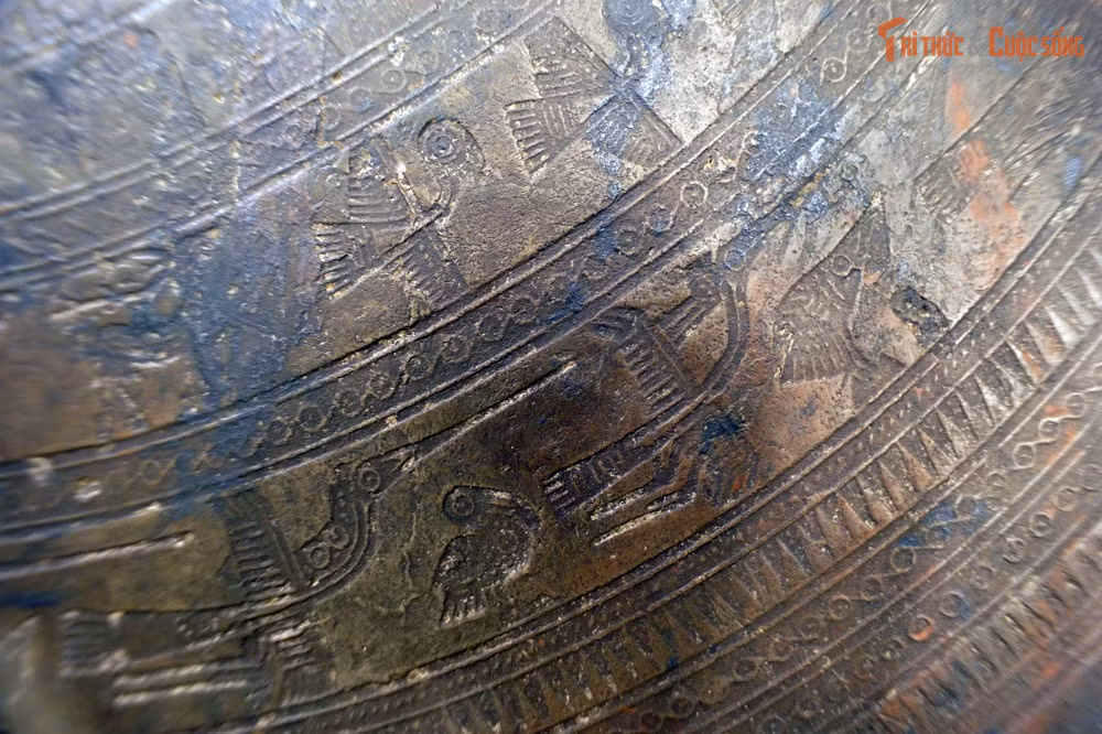 Hình chim lạc trên trống đồng Ngọc Lũ I. Ảnh: Quốc Lê.