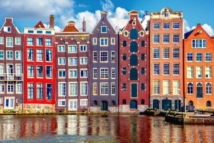  Kiến trúc nhà ống đặc trưng dọc kênh đào. Dọc theo các con kênh của Amsterdam là những ngôi nhà cao, hẹp và có mặt tiền trang trí tinh tế. Kiểu kiến trúc này hình thành do thuế đất ngày xưa tính theo chiều rộng mặt tiền, khiến các tòa nhà được xây cao và hẹp nhưng vẫn rất thanh lịch. Ảnh: Pinterest.