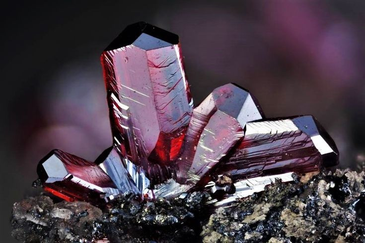  Hiện tượng song tinh và đa tinh thể. Một số khoáng vật phát triển hai hay nhiều tinh thể dính liền theo quy luật đối xứng, tạo nên các cấu trúc phức tạp và hiếm gặp. Ảnh: Pinterest.