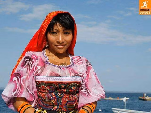  Giữ gìn ngôn ngữ riêng bên cạnh tiếng Tây Ban Nha. Người Kuna sử dụng ngôn ngữ Guna như tiếng mẹ đẻ trong sinh hoạt hàng ngày. Dù nhiều người biết tiếng Tây Ban Nha, họ vẫn coi việc truyền dạy ngôn ngữ bản địa cho thế hệ trẻ là nền tảng bảo tồn văn hóa. Ảnh: Pinterest.