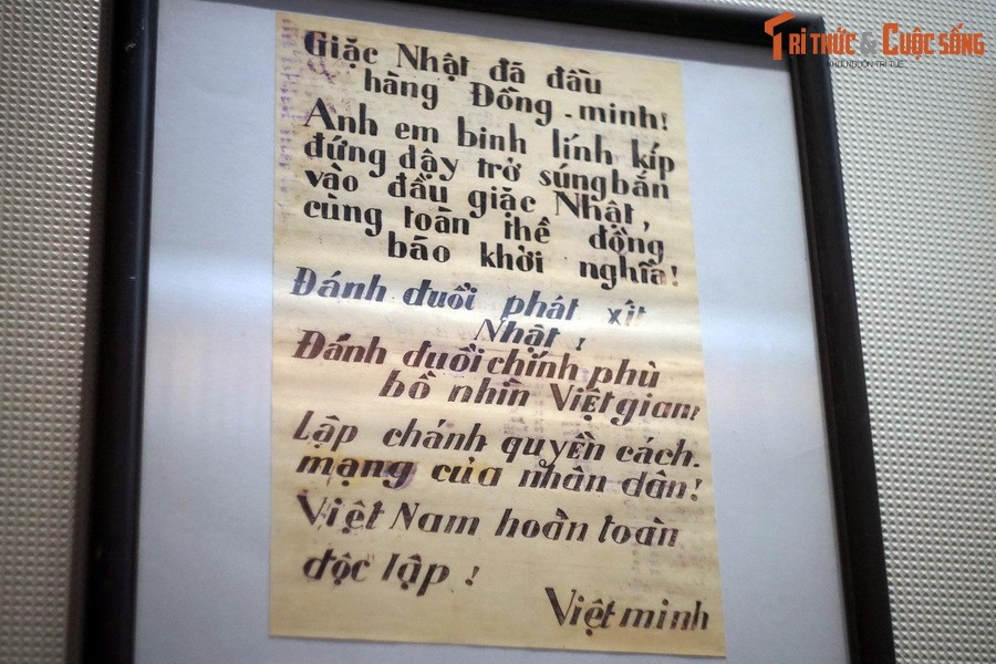 Khẩu hiệu của Mặt trận Việt Minh kêu gọi binh lính quay về với cách mạng cùng đồng bào khởi nghĩa giành chính quyền trong cuộc Cách mạng Tháng 8 năm 1945. Hiện vật được trưng bày tại Bảo tàng Lịch sử Quốc gia Việt Nam.
