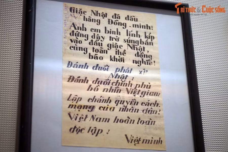 Khẩu hiệu của Mặt trận Việt Minh kêu gọi binh lính quay về với cách mạng cùng đồng bào khởi nghĩa giành chính quyền trong cuộc Cách mạng Tháng 8 năm 1945. Hiện vật được trưng bày tại Bảo tàng Lịch sử Quốc gia Việt Nam.