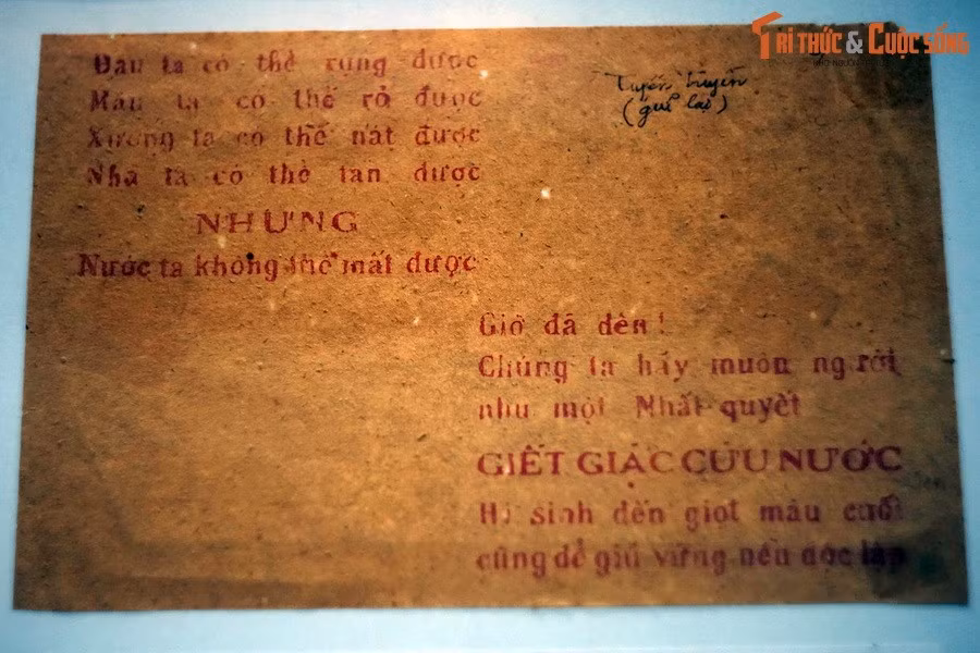Truyền đơn của Mặt trận Việt Minh kêu gọi đồng bào khởi nghĩa giành chính quyền năm 1945. Lời kêu gọi các Tổng lý, Kỳ hào đi theo Cách mạng chống phát xít Nhật của Mặt trận Việt Minh năm 1945.