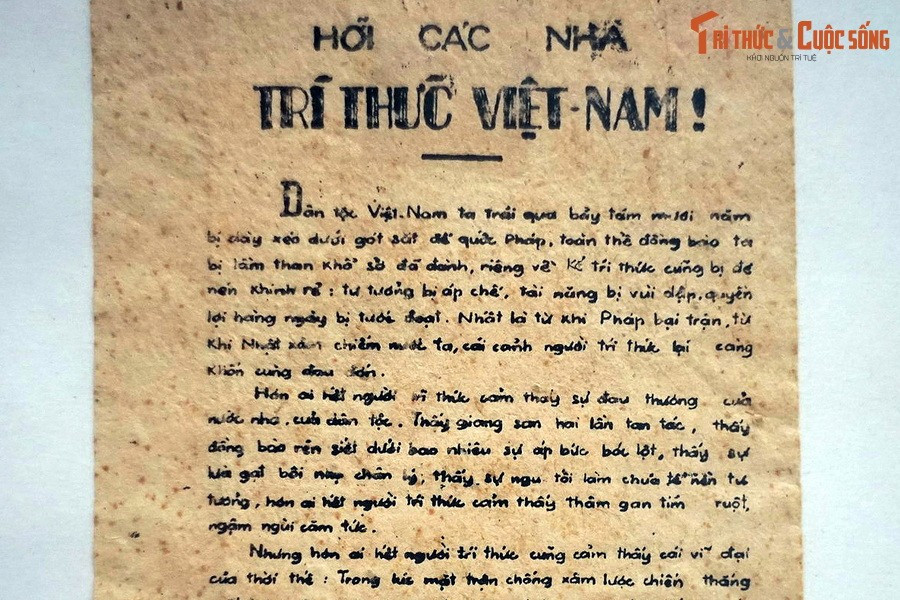 Truyền đơn của Mặt trận Việt Minh phát hành kêu gọi các nhà trí thức Việt Nam hãy đứng lên đảm nhiệm vai trò của mình, cùng sát cánh với đồng bào giải phóng dân tộc, tháng 8/1945.
