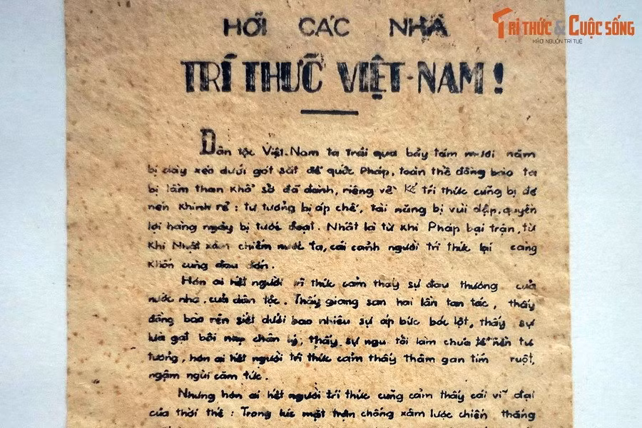 Truyền đơn của Mặt trận Việt Minh phát hành kêu gọi các nhà trí thức Việt Nam hãy đứng lên đảm nhiệm vai trò của mình, cùng sát cánh với đồng bào giải phóng dân tộc, tháng 8/1945.