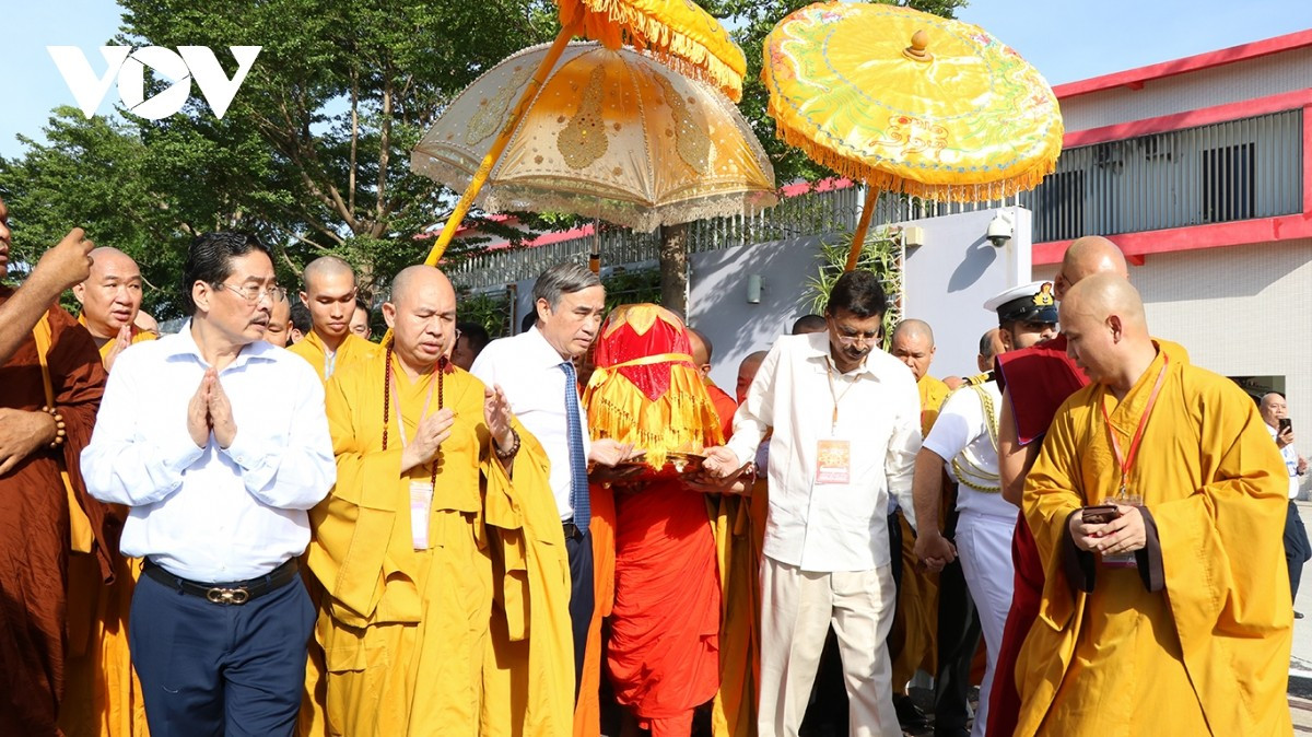 Đưa xá lợi Đức Phật ra máy bay