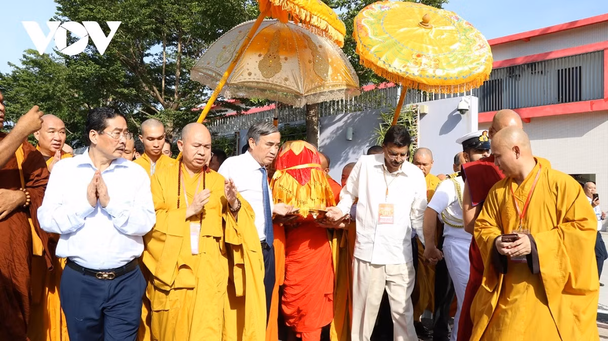 Đưa xá lợi Đức Phật ra máy bay