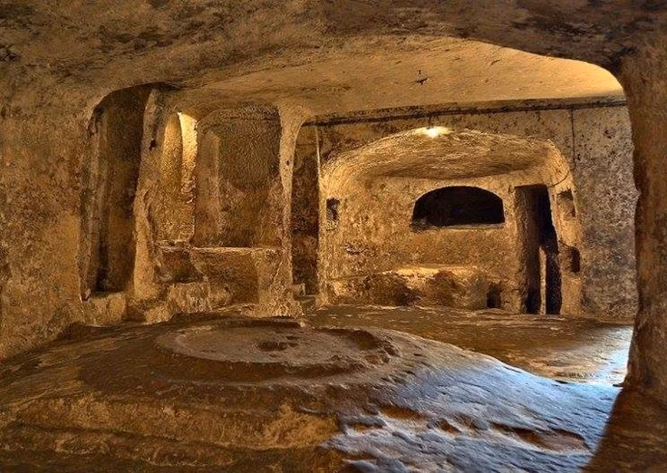  Di tích ngầm có niên đại hơn 5.000 năm. Hầm mộ Ħal Saflieni được xây dựng khoảng năm 4000–2500 TCN, cùng thời với Kim tự tháp Ai Cập cổ đại, và được xem là công trình ngầm có niên đại lâu đời nhất thế giới. Ảnh: Pinterest.