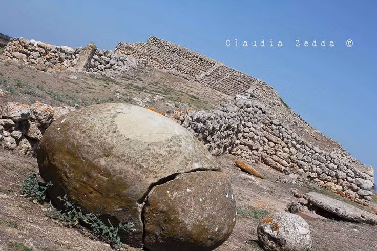  Chịu ảnh hưởng văn hóa từ vùng Cận Đông. Hình thức kim tự tháp bậc thang khiến nhiều học giả liên tưởng đến ziggurat Lưỡng Hà, gợi ý mối liên hệ giao lưu văn hóa xa xưa. Ảnh: Pinterest.