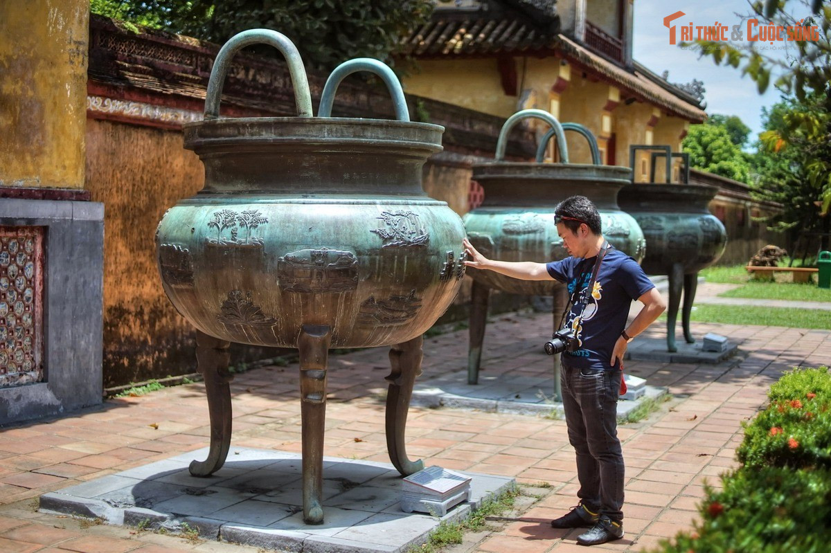 Cửu Đỉnh phía trước miếu là biểu tượng quyền lực. Bộ 9 đỉnh đồng do vua Minh Mạng cho đúc không chỉ là tác phẩm nghệ thuật lớn mà còn tượng trưng cho sự bền vững và uy quyền của triều Nguyễn.