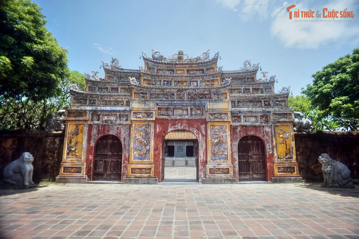 Khuôn viên rộng hơn 2ha với bố cục chặt chẽ. Toàn bộ Thế Tổ miếu có mặt bằng hình chữ nhật, bao quanh bởi tường gạch, cổng chính là Miếu Môn – một cổng tam quan nhiều tầng mái mang đậm phong cách kiến trúc cung đình.