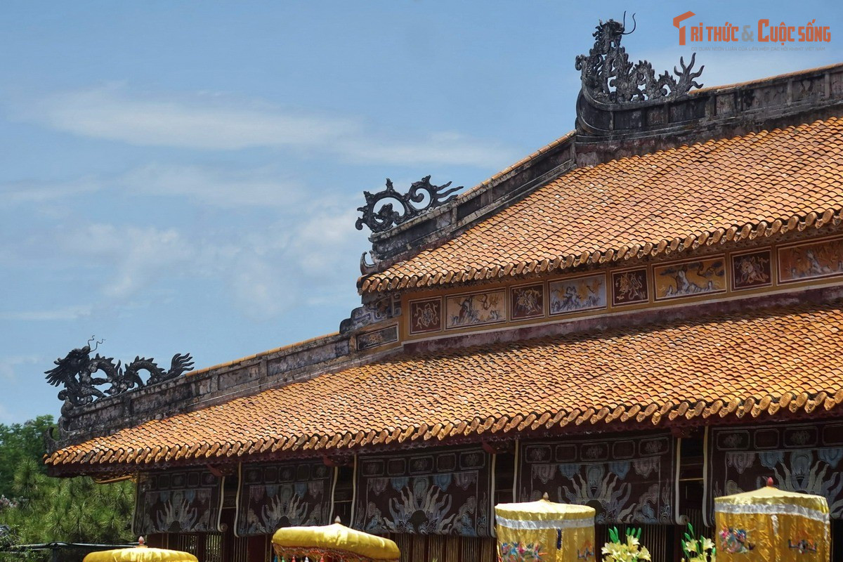 Mái miếu là điểm nhấn nghệ thuật đặc sắc. Mái hai tầng lợp ngói hoàng lưu ly, đỉnh nóc gắn thái cực, đầu đao hình rồng bằng pháp lam rực rỡ, tạo nên vẻ uy nghi và linh thiêng.