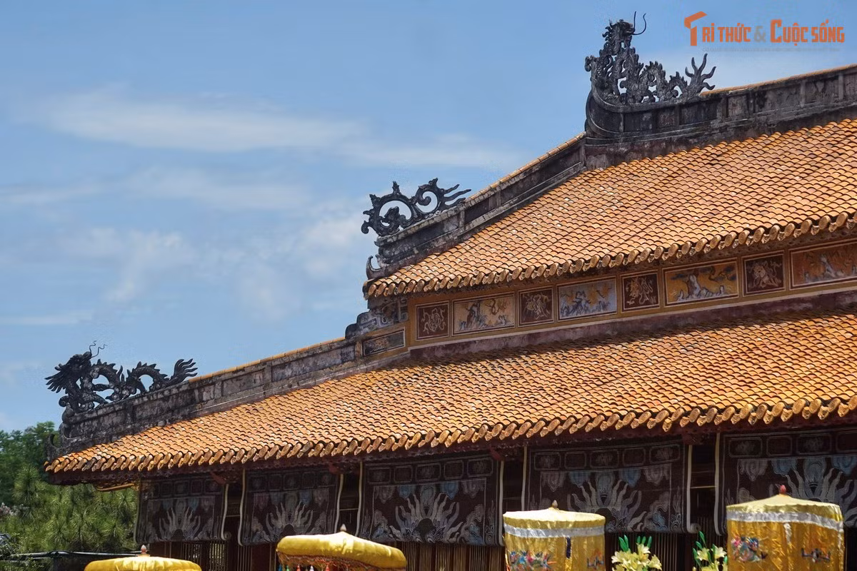 Mái miếu là điểm nhấn nghệ thuật đặc sắc. Mái hai tầng lợp ngói hoàng lưu ly, đỉnh nóc gắn thái cực, đầu đao hình rồng bằng pháp lam rực rỡ, tạo nên vẻ uy nghi và linh thiêng.