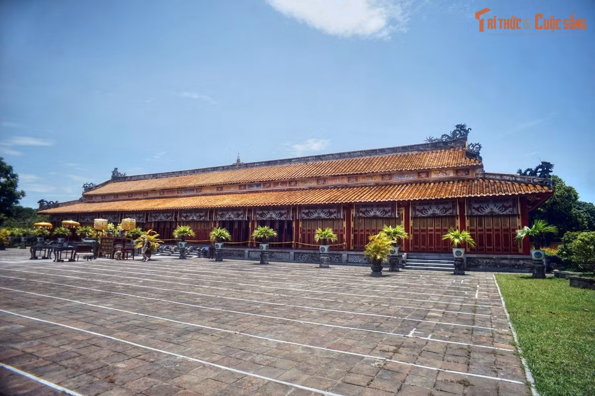 Kiến trúc “trùng thiềm điệp ốc” đặc trưng. Tòa Thế Tổ miếu là một công trình gỗ lớn, gồm hai tòa nối tiếp nhau trên nền cao gần 1m, thể hiện trình độ kiến trúc bậc thầy thời Nguyễn.