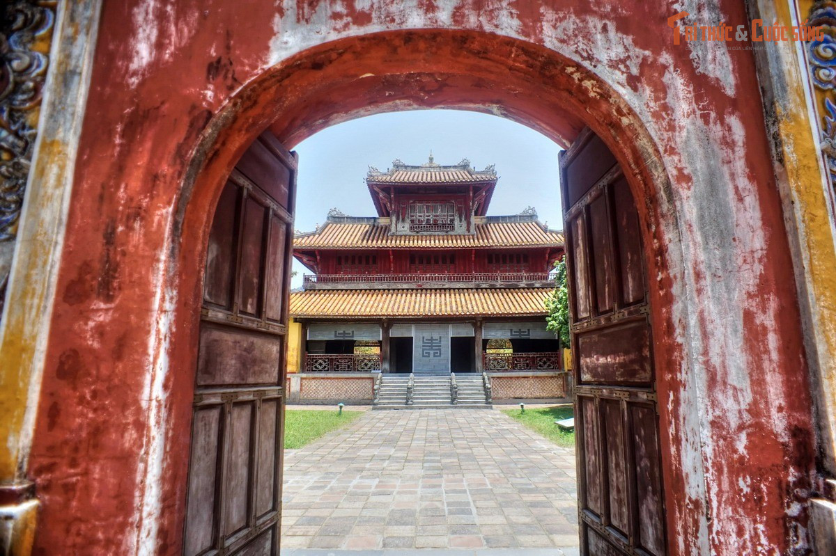 Hiển Lâm Các là công trình cao nhất Hoàng thành. Nằm ngay sau Miếu Môn, Hiển Lâm Các cao khoảng 17m, gồm ba tầng, được xây dựng để ghi nhớ công lao các vua và đại thần có công lớn với triều Nguyễn.