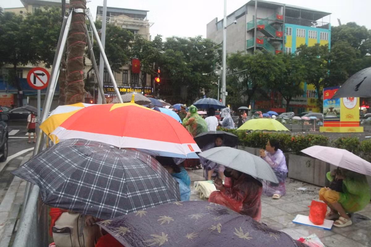 Họ là những cựu chiến binh tóc bạc phơ, những gia đình có con em đang tham gia diễu binh và cả những bạn trẻ thế hệ mới, tất cả cùng chung một niềm mong mỏi.