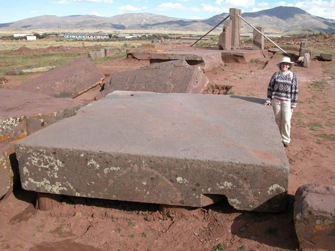  3. Một số khối đá nặng tới 100 tấn. Khả năng vận chuyển và xếp đặt những khối đá lớn như vậy trên độ cao hơn 3.800 mét mà không dùng bánh xe hay sắt thép vẫn là điều chưa thể lý giải. Ảnh: Pinterest.