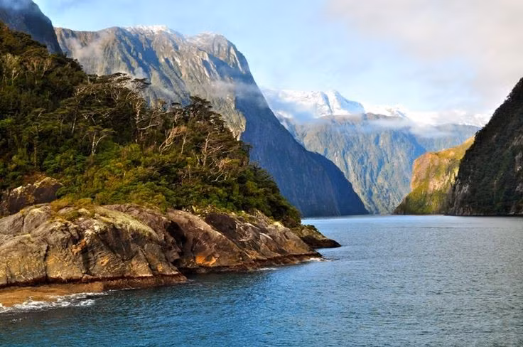  Vịnh hẹp hùng vĩ. Milford Sound và Doubtful Sound là những vịnh hẹp được tạo thành từ băng hà mang vẻ đẹp hàng top thế giới. Ảnh: Pinterest.