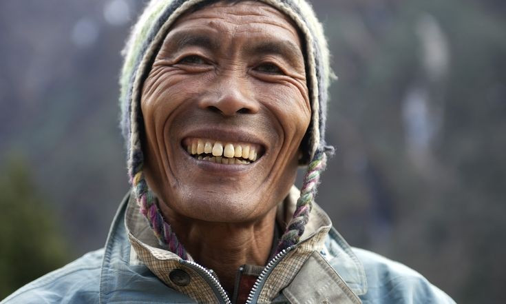  Người Sherpa là cộng đồng bản địa gắn bó mật thiết với Sagarmatha. Họ không chỉ là người dẫn đường nổi tiếng cho các đoàn leo núi mà còn duy trì truyền thống Phật giáo Tây Tạng gắn với núi thiêng. Ảnh: Pinterest.