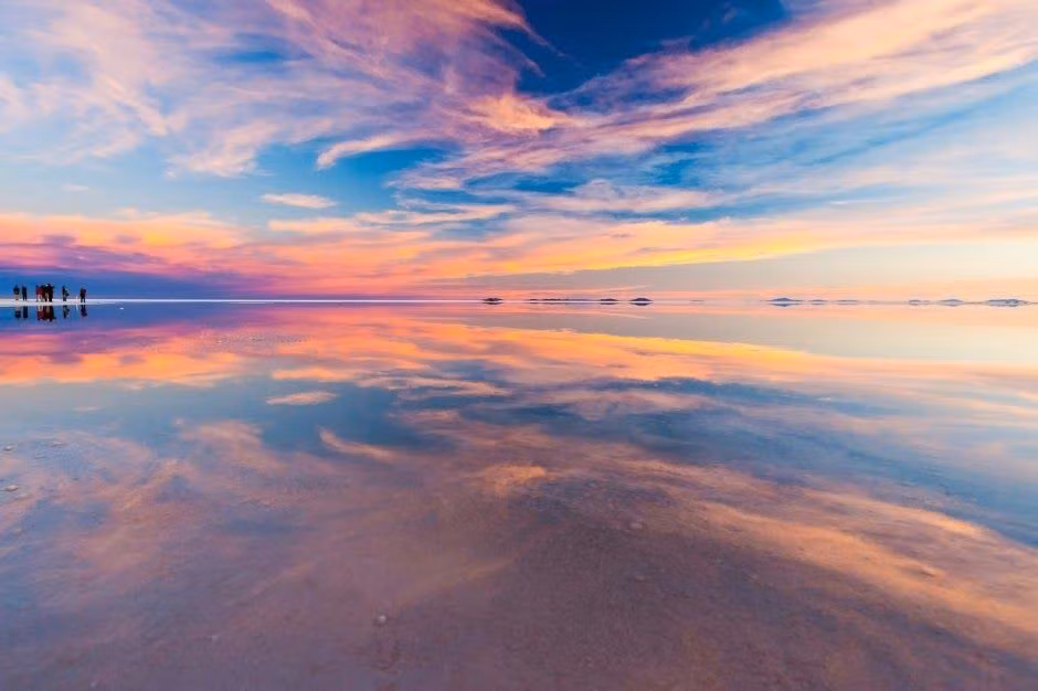  1. Lớn nhất thế giới. Cánh đồng muối Uyuni rộng hơn 10.000 km², trở thành cánh đồng muối lớn nhất hành tinh. Ảnh: Pinterest.