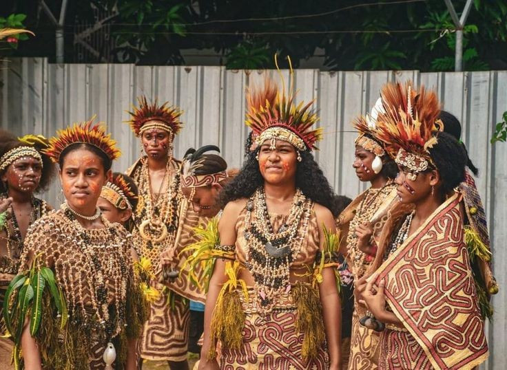  Hậu duệ của làn sóng di cư cổ xưa nhất. Người Papua được cho là hậu duệ trực tiếp của những nhóm người hiện đại đầu tiên đến châu Đại Dương hơn 40.000 năm trước, gần như tách biệt hoàn toàn với các dòng di cư sau này. Ảnh: Pinterest.