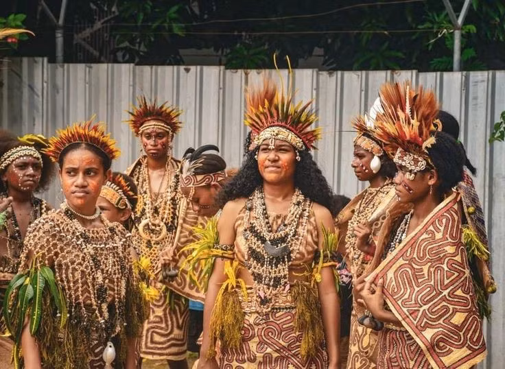  Hậu duệ của làn sóng di cư cổ xưa nhất. Người Papua được cho là hậu duệ trực tiếp của những nhóm người hiện đại đầu tiên đến châu Đại Dương hơn 40.000 năm trước, gần như tách biệt hoàn toàn với các dòng di cư sau này. Ảnh: Pinterest.