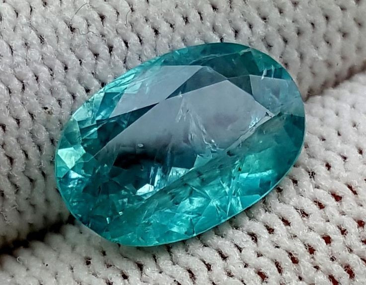  5. Độ cứng theo thang Mohs là 7,5. Với độ cứng cao, Grandidierite bền và thích hợp để chế tác trang sức cao cấp. Ảnh: Pinterest.