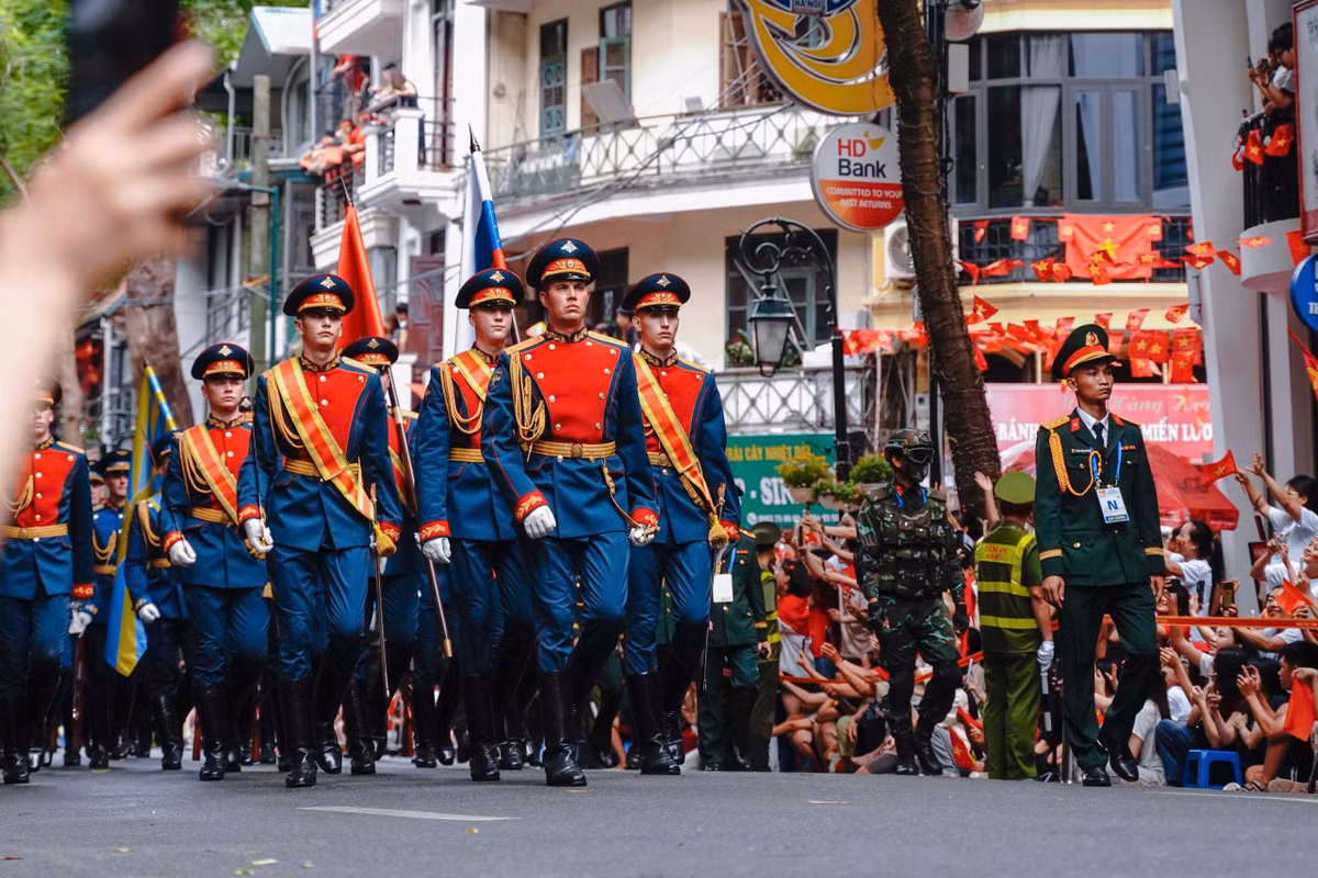 Khối Quân đội Nga tham gia Lễ diễu binh, diễu hành được dẫn đầu bởi các chiến sĩ hộ tống Quốc kỳ.