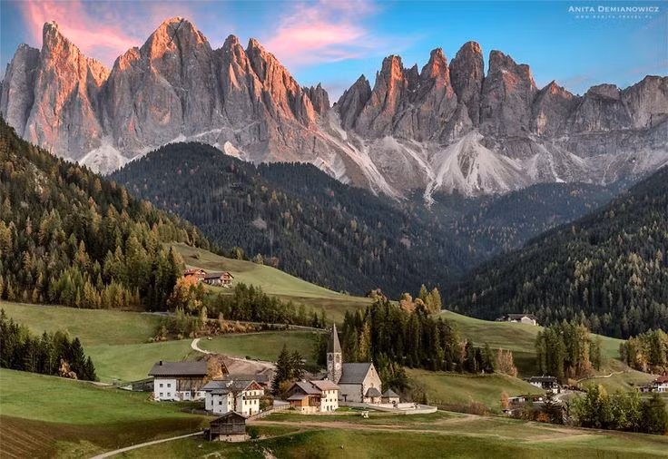  Là nguồn cảm hứng cho nghệ sĩ và nhiếp ảnh gia. Dolomites được xem là một trong những nơi đẹp nhất châu Âu để ghi lại vẻ hùng tráng của thiên nhiên. Ảnh: Pinterest.