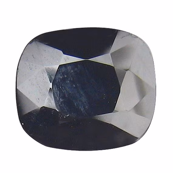  Có màu sắc đa dạng. Serendibite thường có màu xanh lam, xanh lục, đen hoặc xanh tím, tùy vào hàm lượng nguyên tố trong cấu trúc. Ảnh: etsystatic.com.