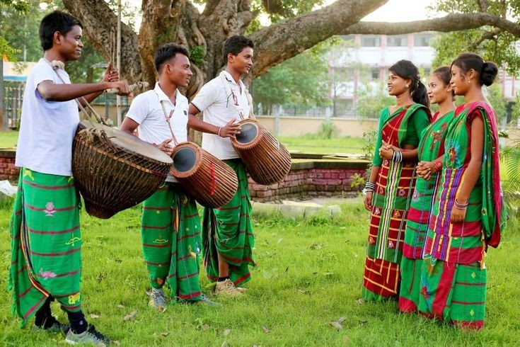 Nói ngôn ngữ thuộc hệ Nam Á cổ. Người Santal sử dụng tiếng Santali, một ngôn ngữ thuộc nhánh Munda của ngữ hệ Nam Á. Ngôn ngữ này có quan hệ xa với các ngôn ngữ bản địa khác ở Đông Nam Á và Ấn Độ cổ, phản ánh lịch sử lâu đời của các cộng đồng cư dân bản địa trong khu vực. Ảnh: Pinterest.