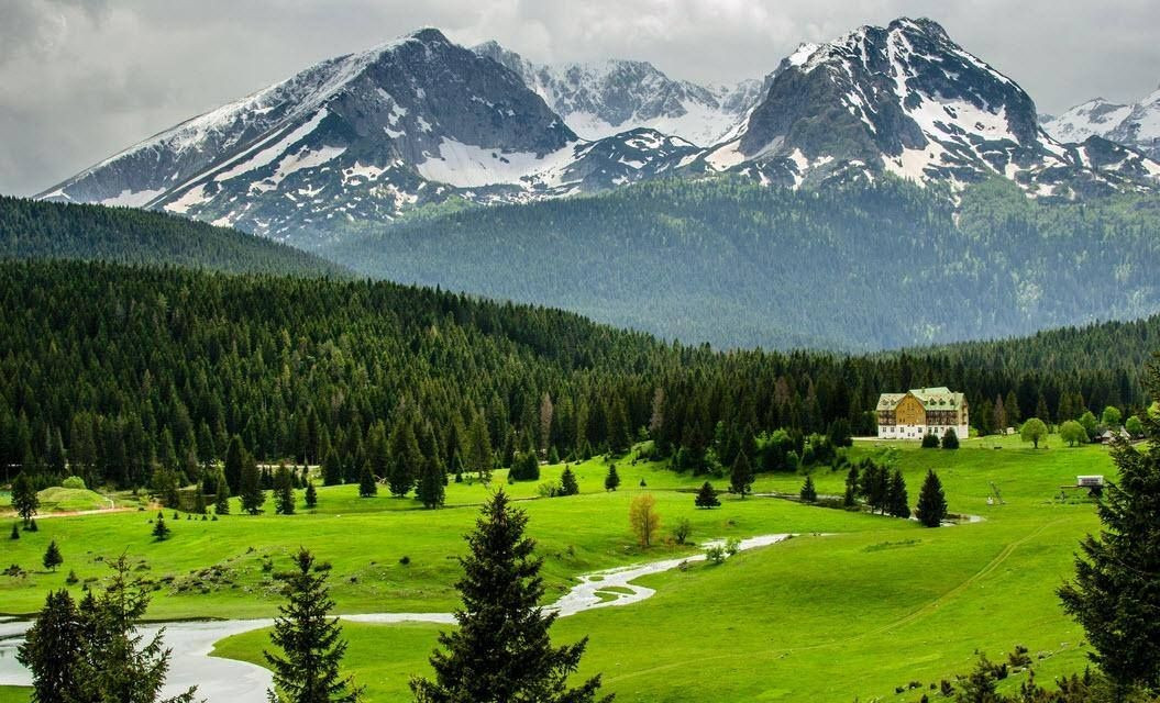  Là một trong những vườn quốc gia đẹp nhất vùng Balkan. Vườn quốc gia Durmitor nằm ở phía bắc Montenegro, nổi tiếng với địa hình núi đá vôi hiểm trở, thung lũng sâu và cảnh quan còn gần như nguyên sơ. Ảnh: Pinterest.