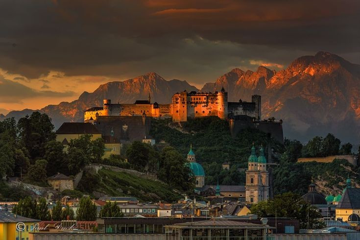  Thành phố của âm nhạc cổ điển. Salzburg là quê hương của thiên tài âm nhạc Wolfgang Amadeus Mozart. Nhiều địa điểm trong khu phố cổ vẫn lưu giữ dấu ấn cuộc đời ông, thu hút người yêu nhạc khắp thế giới. Ảnh: Pinterest.