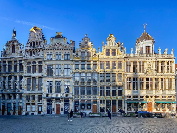  Những ngôi nhà phường hội lộng lẫy. Các tòa nhà bao quanh quảng trường vốn là trụ sở của những phường nghề như thợ bánh, thợ bia hay thương nhân. Mặt tiền được trang trí cầu kỳ với tượng mạ vàng, phù điêu và mái vòm uốn lượn đầy nghệ thuật. Ảnh: Pinterest.