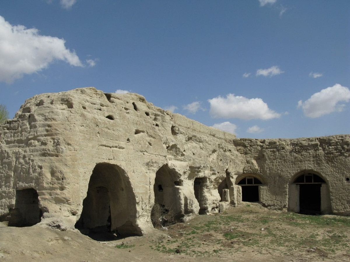  Đồng Hoàn Thành được mệnh danh là “thành phố trắng”. Do sử dụng đất sáng màu và phản xạ ánh nắng mạnh, toàn bộ thành cổ nổi bật giữa vùng cát vàng, tạo nên ấn tượng thị giác đặc biệt với người xưa. Ảnh: heritagedaily.com.