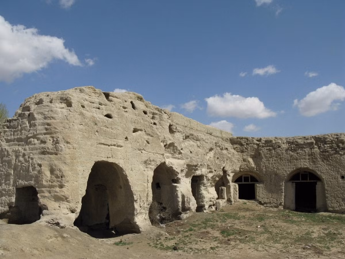  Đồng Hoàn Thành được mệnh danh là “thành phố trắng”. Do sử dụng đất sáng màu và phản xạ ánh nắng mạnh, toàn bộ thành cổ nổi bật giữa vùng cát vàng, tạo nên ấn tượng thị giác đặc biệt với người xưa. Ảnh: heritagedaily.com.