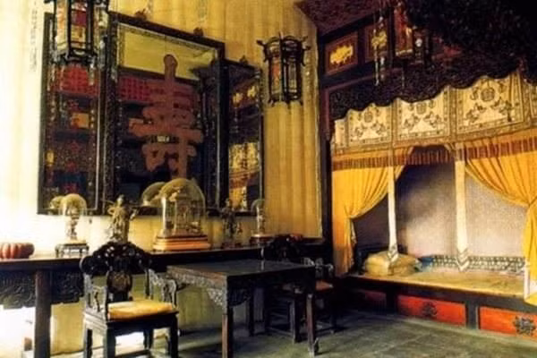 Phòng ngủ vua chúa nhìn chung không bao giờ quá lớn. Ảnh: Tintuconline.com.vn