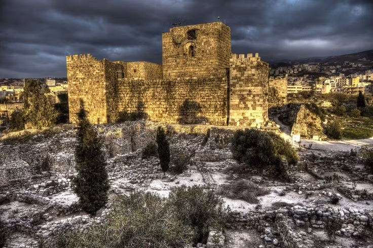  2. Tên gọi gắn liền với giấy cói. Tên “Byblos” bắt nguồn từ tiếng Hy Lạp “biblion”, nghĩa là sách hay giấy cói, vì nơi đây từng là trung tâm buôn bán giấy cói Ai Cập. Ảnh: Pinterest.