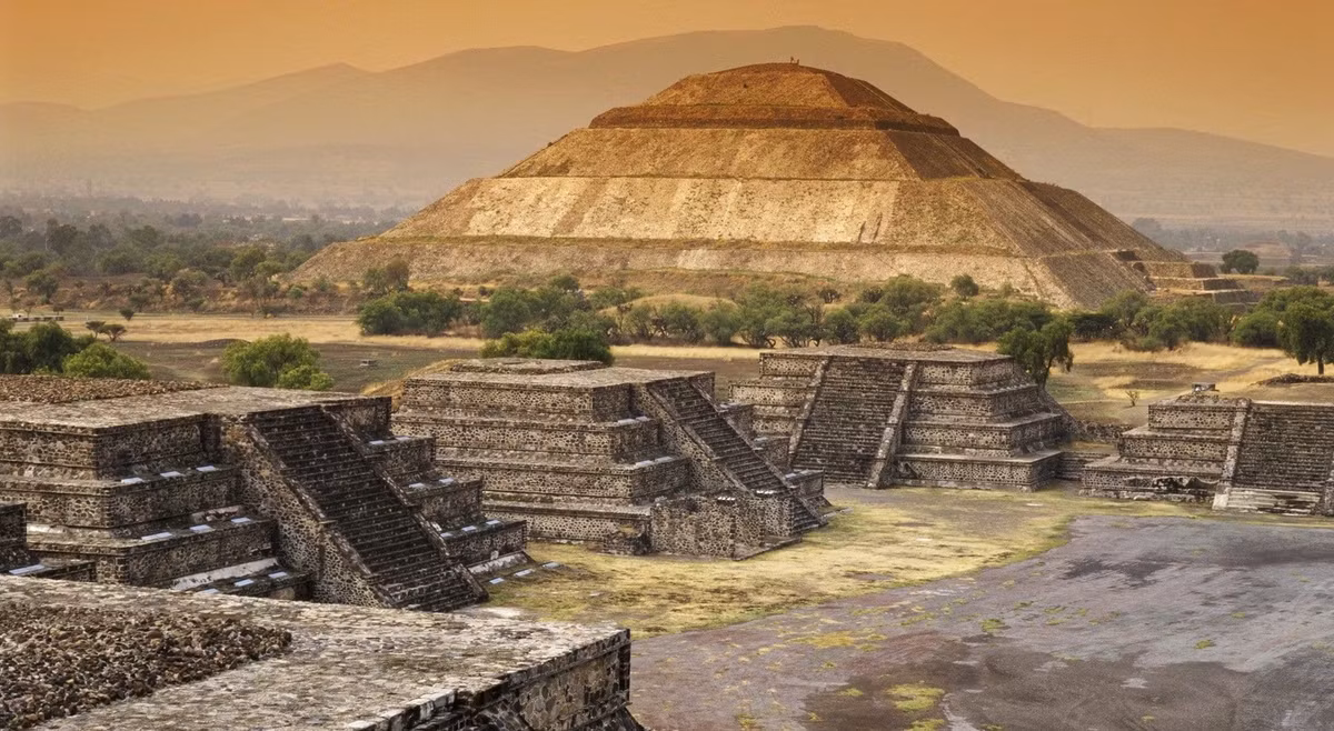  Kim tự tháp Mặt Trời thuộc hàng lớn nhất thế giới. Công trình biểu tượng này cao khoảng 65 mét, thể tích chỉ xếp sau Kim tự tháp Giza ở Ai Cập, cho thấy trình độ tổ chức và xây dựng phi thường của cư dân châu Mỹ cổ đại. Ảnh: Pinterest.
