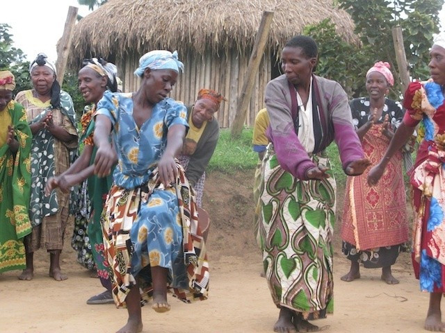  Xã hội tương đối bình đẳng. Nhiều cộng đồng Pygmy có cấu trúc xã hội khá bình đẳng, không có hệ thống lãnh đạo cứng nhắc. Các quyết định thường được đưa ra thông qua sự đồng thuận của cả nhóm. Điều này giúp duy trì sự hòa hợp trong cộng đồng nhỏ sống phụ thuộc vào sự hợp tác. Ảnh: Pinterest.