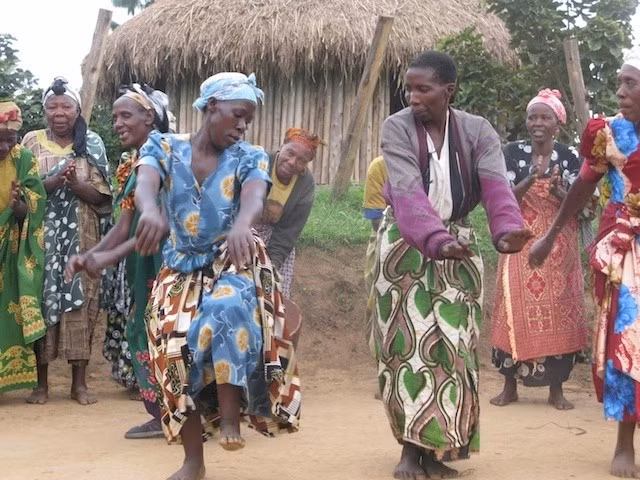  Xã hội tương đối bình đẳng. Nhiều cộng đồng Pygmy có cấu trúc xã hội khá bình đẳng, không có hệ thống lãnh đạo cứng nhắc. Các quyết định thường được đưa ra thông qua sự đồng thuận của cả nhóm. Điều này giúp duy trì sự hòa hợp trong cộng đồng nhỏ sống phụ thuộc vào sự hợp tác. Ảnh: Pinterest.