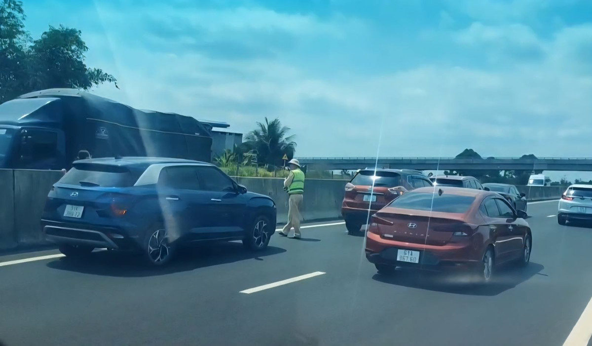 Lực lượng CSGT có mặt xử lý hiện trường và phân luồng giao thông.