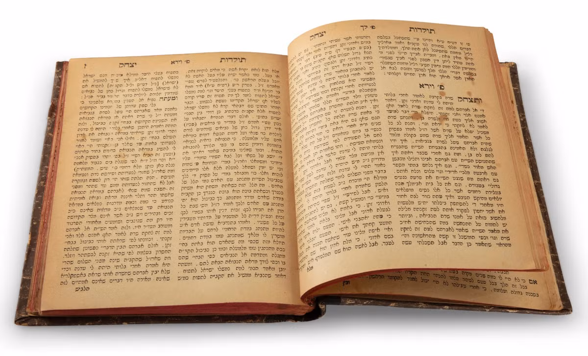  7. Ngôn ngữ của sách kết hợp giữa Kinh Thánh và triết học Tân-Plato Hy Lạp. Bahir sử dụng tiếng Hebrew cổ, trích dẫn nhiều đoạn từ Kinh Torah, pha trộn với tư tưởng ảnh hưởng từ Hy Lạp cổ. Ảnh: בית המכירות תפארת.