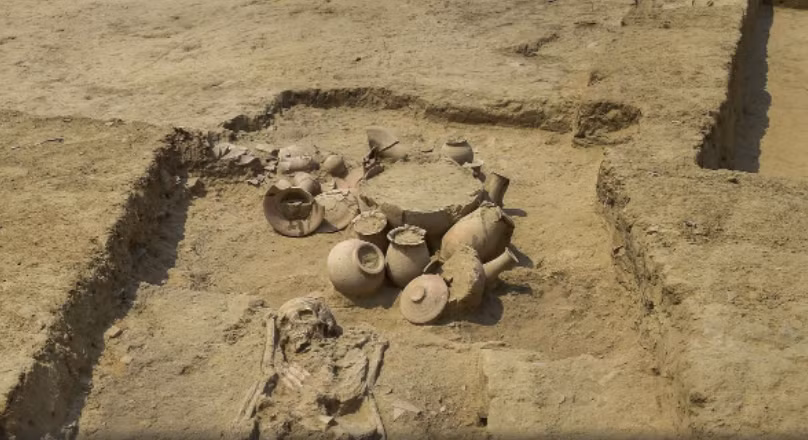  Phát hiện nhiều đồ gốm có ký hiệu lạ. Các ký hiệu giống chữ viết chưa giải mã được, có thể là hệ thống ngôn ngữ của nền văn minh sông Ấn. Ảnh: iasgyan.in.