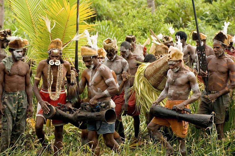  Cư dân bản địa của vùng đầm lầy Papua. Người Asmat sinh sống chủ yếu tại vùng ven biển và đầm lầy phía Tây Nam của đảo New Guinea, thuộc tỉnh Papua của Indonesia. Môi trường sống của họ là những khu rừng ngập mặn và sông ngòi chằng chịt, khiến thuyền độc mộc trở thành phương tiện di chuyển quan trọng trong đời sống hằng ngày. Ảnh: lamima.com.