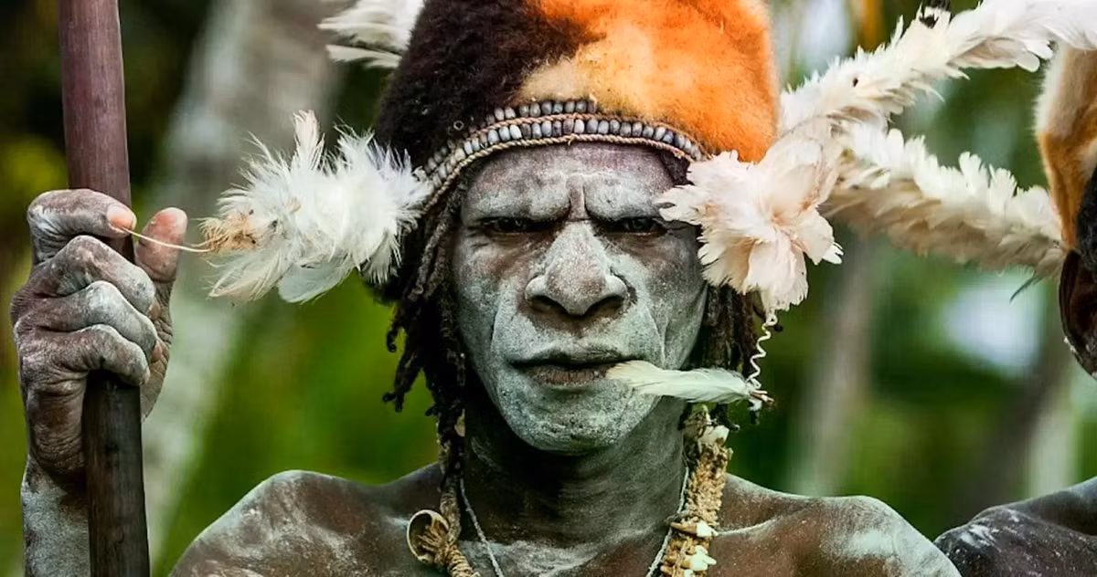  Cuộc sống gắn liền với sông và rừng. Người Asmat truyền thống sống dựa vào săn bắt, đánh cá và thu hái. Họ sử dụng cung tên, lao và bẫy để săn thú trong rừng, đồng thời đánh bắt cá và tôm trong hệ thống sông ngòi dày đặc của vùng đầm lầy Papua. Ảnh: allthatsinteresting.com.